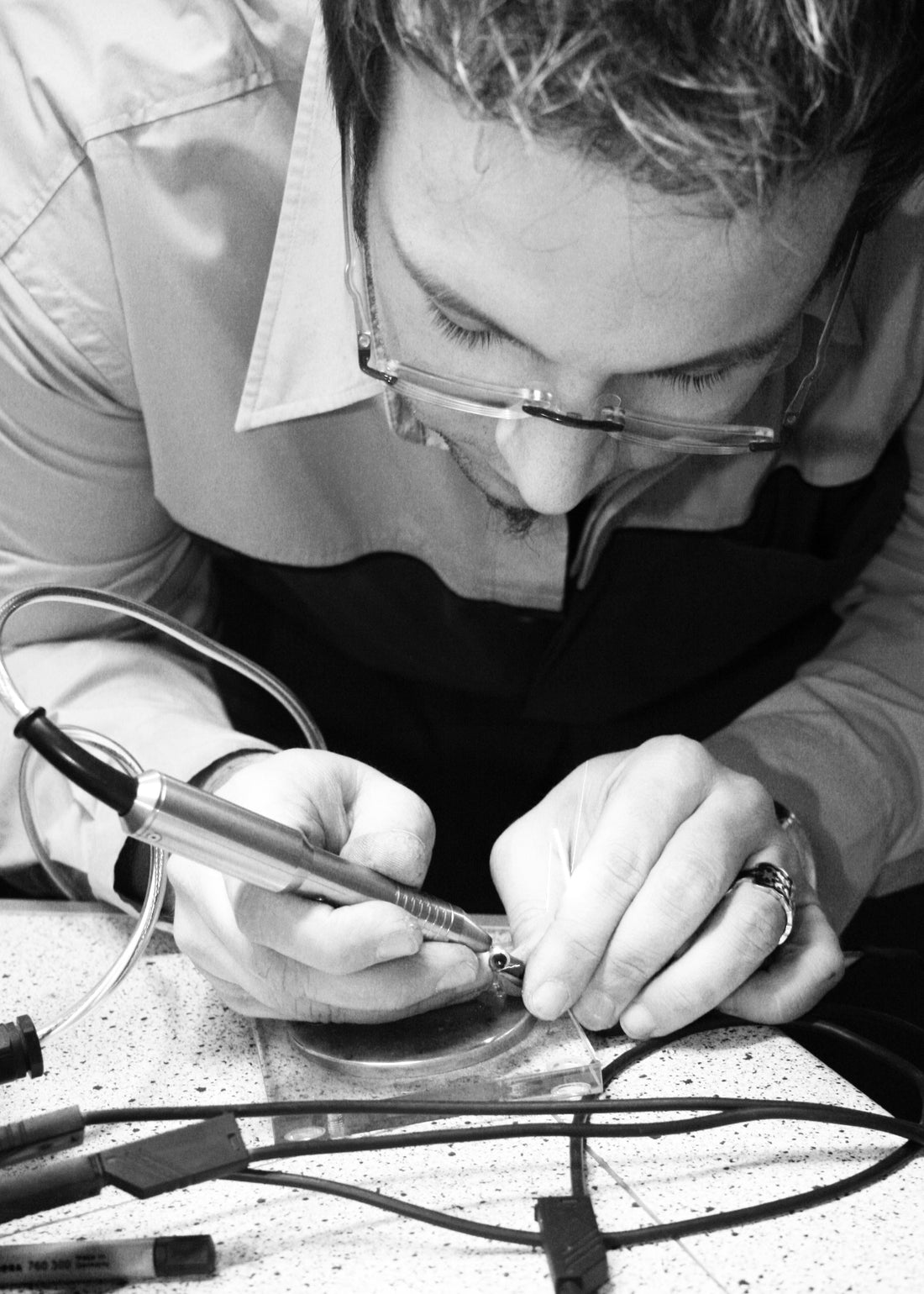 Verstaubte Schätze in neuem Glanz: Wir verwandeln Ihren alten Gold- & Silberschmuck in moderne Schmuckstücke. Nachhaltig, emotional und direkt aus unserer Werkstatt.